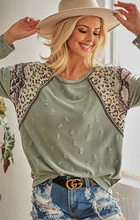 Load image into Gallery viewer, Distressed Top With Print Block Shoulder
